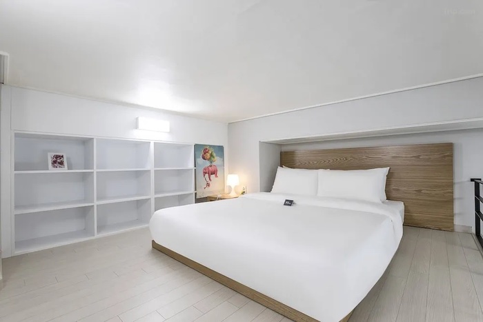 Guest room (king bed)